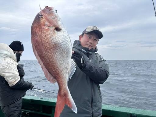【釣果速報】雨風をものともせずマダイのヒットが連発！新潟県なかくに丸の釣行でクーラーボックスを人気魚種でいっぱいにしよう！
