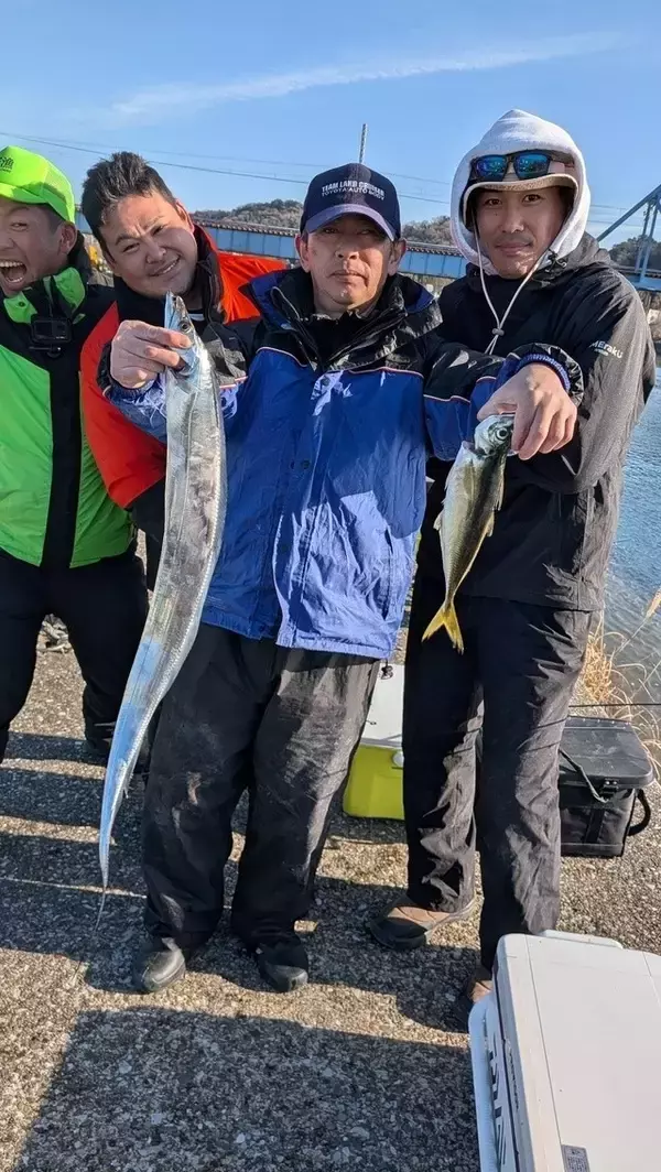 「【釣果速報】千葉県フィッシュオン大勝で106cmのタチウオ＆32cmアジなど豪華魚種が続々上がる！あなたも冬の宝探しに出かけませんか？」の画像