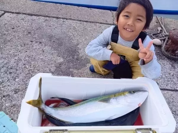 「【釣果速報】神奈川県あまさけや丸でワラサ・カンパチ・アジなどと人気魚種続々ゲット！いろいろな魚との出会いを楽しみたい人は即予約を！」の画像