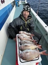 【釣果速報】神奈川県伝五郎丸で最大2.20kgのデカマダイGET！イナダ・クロダイも上がり船上のテンションはMAX！