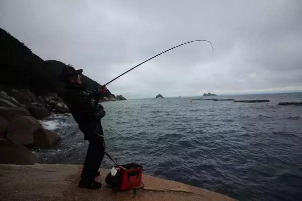 「聖地・高知県沖の島でデカグレハンター・北村憲一がプロトロッドで挑む「口太グレ」」の画像