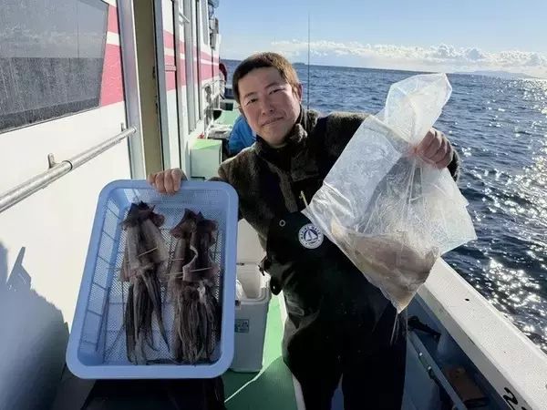 「【釣果速報】スルメイカ続々ヒットでお土産いっぱい！あなたも神奈川県大松丸で食べ頃サイズを狙おう！」の画像