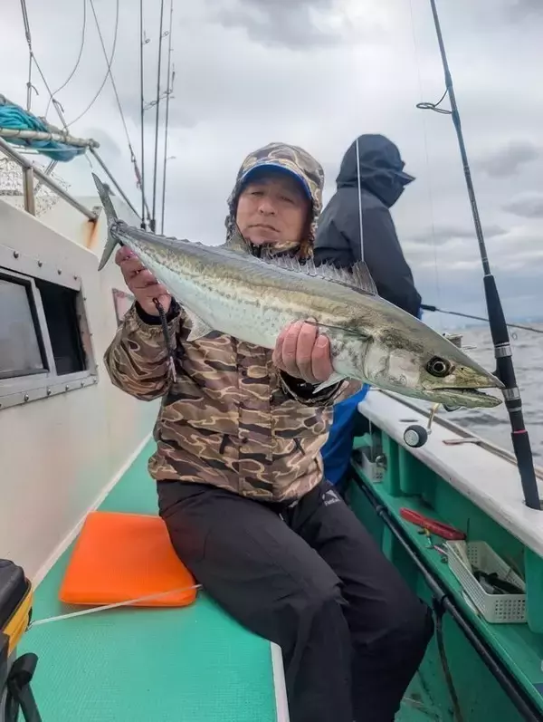 「【釣果速報】千葉県林遊船でシーバス・アジ・サワラの人気魚種一挙獲り！大物ハントで有終の美を飾ろう！」の画像
