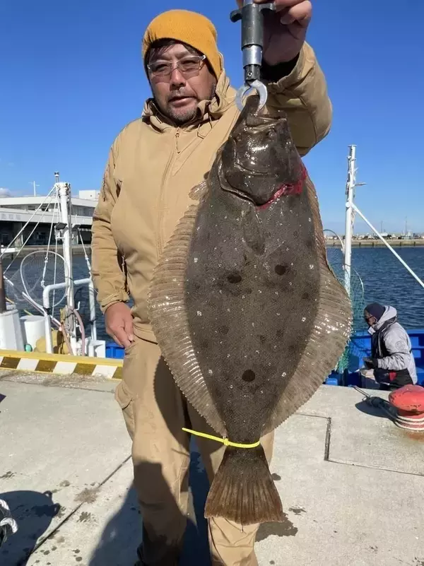 「【釣果速報】茨城県第十五大勝丸で迫力の3.00kgヒラメ上がる！今年一番の強烈なファイトで2025年を締めくくろう！」の画像