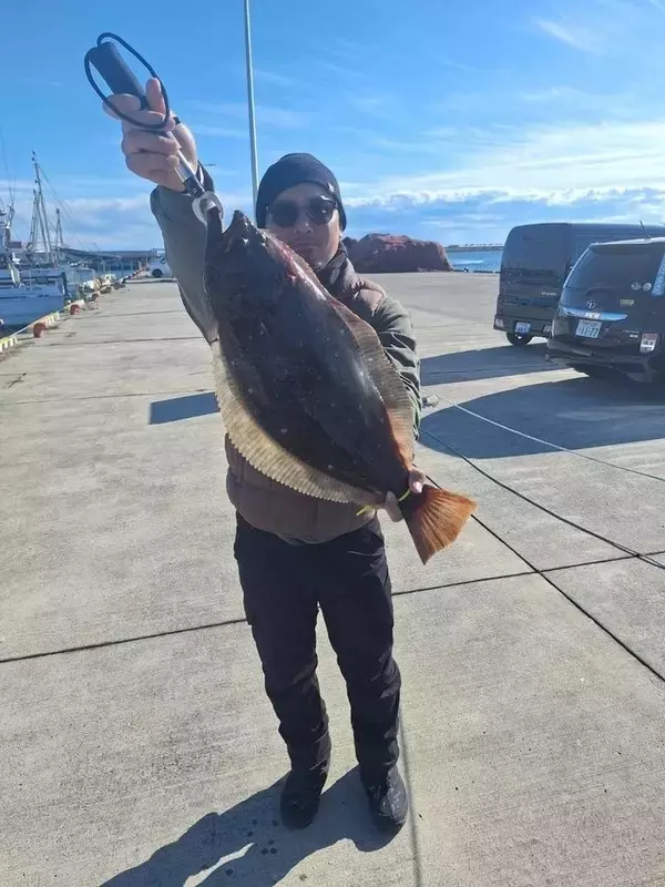 「【釣果速報】茨城県第十五大勝丸で迫力の3.00kgヒラメ上がる！今年一番の強烈なファイトで2025年を締めくくろう！」の画像
