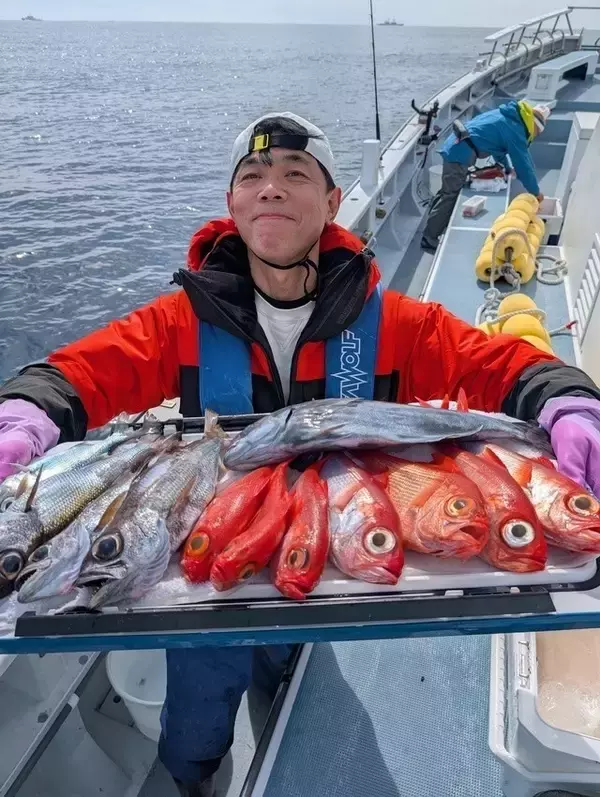 「【釣果速報】神奈川県太郎丸でキンメダイ・クロムツ・メダイ・アコウダイなど豪華魚種揃う！一度の釣行でいろんな魚種に出会えるチャンス！」の画像