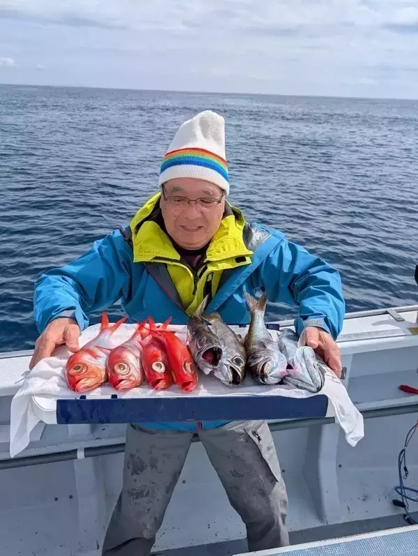 「【釣果速報】神奈川県太郎丸でキンメダイ・クロムツ・メダイ・アコウダイなど豪華魚種揃う！一度の釣行でいろんな魚種に出会えるチャンス！」の画像