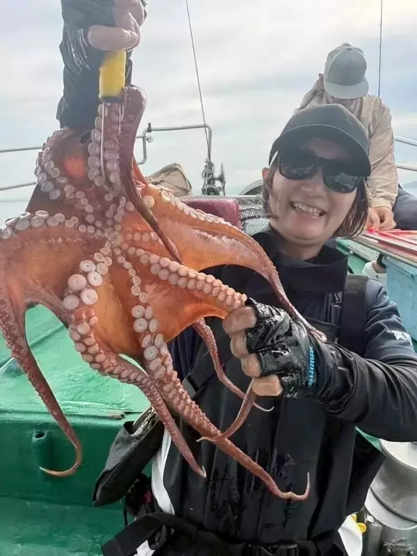 「【釣果速報】兵庫県海蓮丸で100cmのタコをキャッチ！タコ釣り行くなら一生モノの大物捕まえましょ！」の画像
