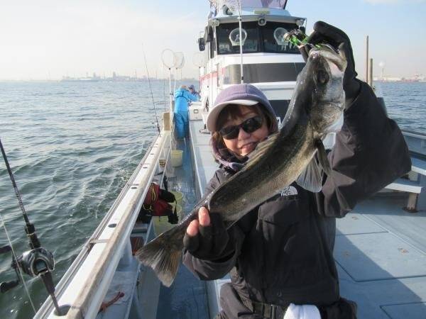 【釣果速報】神奈川県長崎屋で大人気のシーバス釣行！船長厳選のポイントで全員ヒットの大熱戦！今後爆釣の予感！