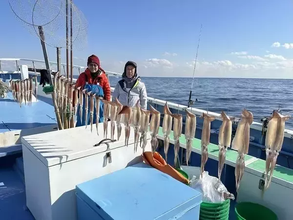 【釣果速報】なんて映える釣果写真なんだ！40cmクラスのスルメイカを順調にゲット！神奈川県大松丸でどでかいイカを獲ろう！