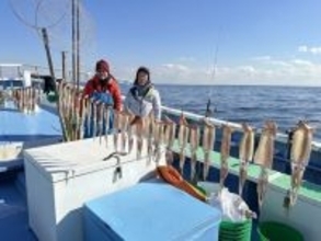 【釣果速報】なんて映える釣果写真なんだ！40cmクラスのスルメイカを順調にゲット！神奈川県大松丸でどでかいイカを獲ろう！