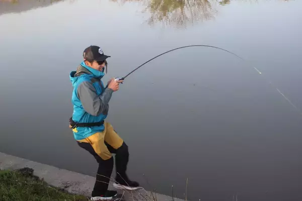 「スーパーロコアングラー・大津乗彦が実践！　ハイプレッシャーフィールドのバスこそハードルアーが効く！」の画像