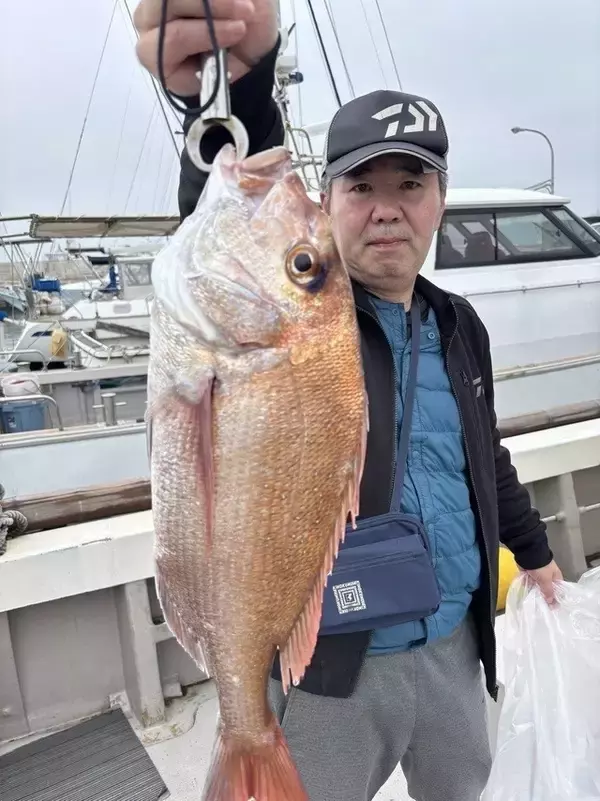 「【釣果速報】福岡県木鶏丸で70cmの良型マダイをゲット！今後の釣行も期待大！」の画像