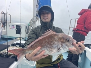 【釣果速報】神奈川県村本海事で1.80kgの良型マダイをゲット！多彩なゲストも見え釣行は大充実！