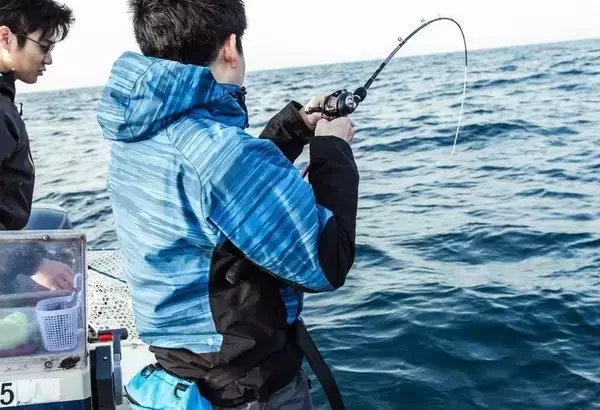 「【ヒラメの船釣りが激アツ】爆釣必至の釣り方・仕掛け・ポイントを釣行レポートをまじえて大公開！さらに人気釣り船のお得情報も教えちゃいます！」の画像