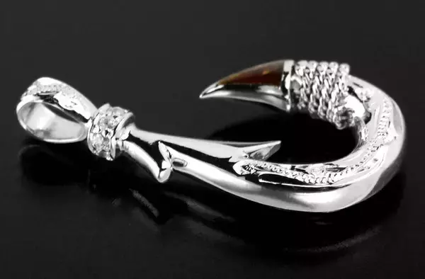 「釣り針をネックレスにしている意味を知りたい！釣りにまつわるおすすめアイテムをチェック」の画像