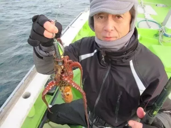 【釣果速報】神奈川県長崎屋で全員マダコGET達成！1.5kgの良型タコも！好調の今、ぜひ乗船予約を！