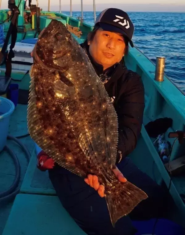 「全面解禁のヒラメ釣り　懐かしの長竿も大活躍で最後にはやっちまったぜ！」の画像