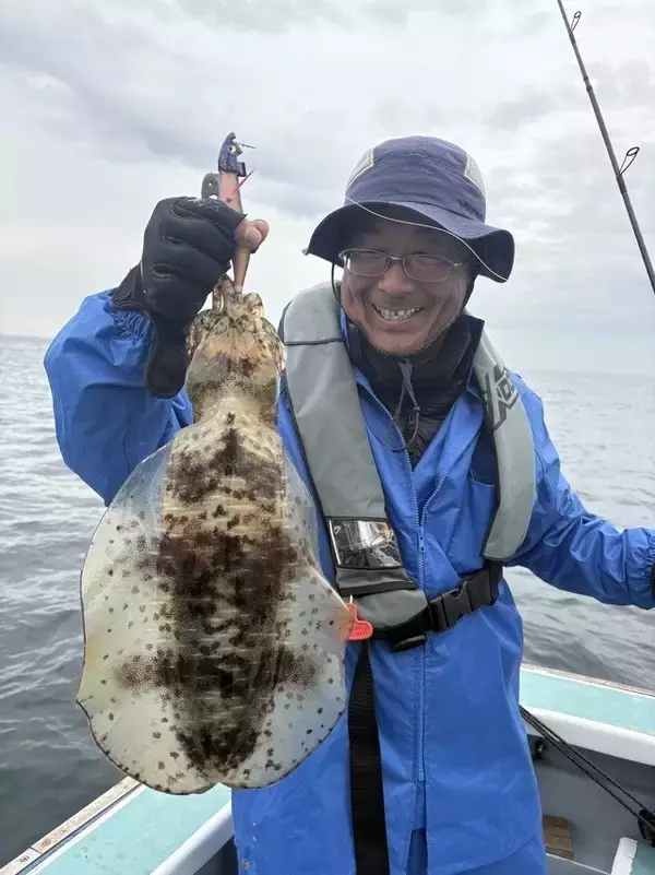 「【釣果速報】神奈川県藤八丸で1.10kgのアオリイカをキャッチ！絶品アオリイカを自分の手で釣り上げてみませんか？」の画像