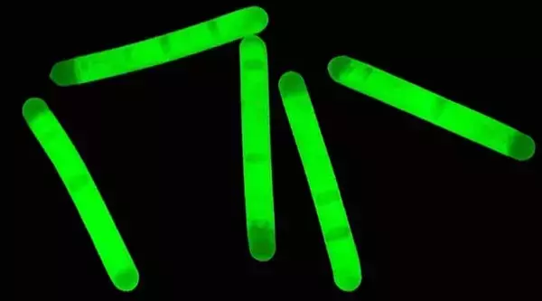 「ケミカルライトを使って釣りを楽しみたい！夜釣りに欠かせない便利アイテムをチェック」の画像