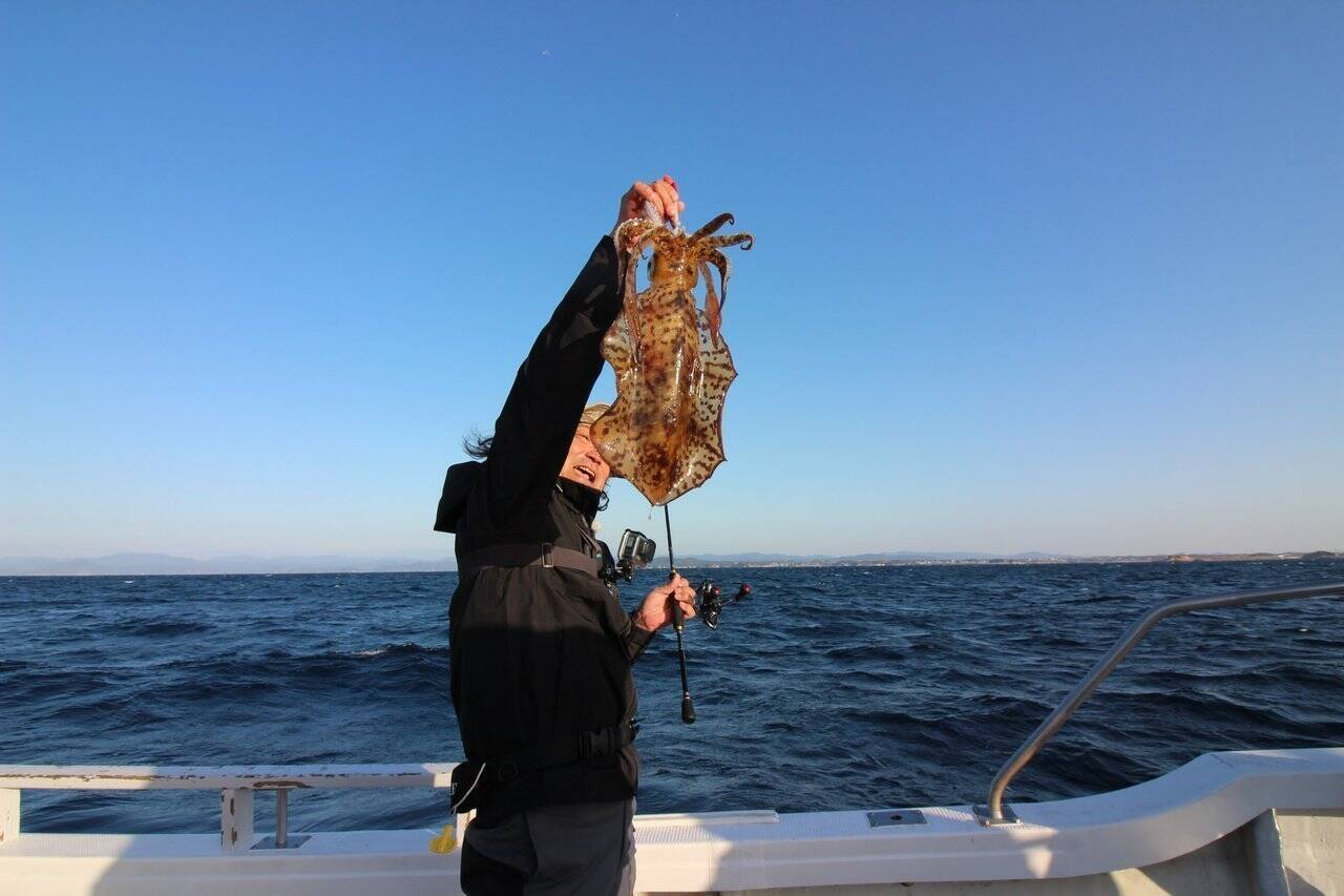 これぞ中村勇生流「聞き誘い」の威力。三重・志摩沖のティップランで、渋い中でもアオリイカ２kg超キャッチ