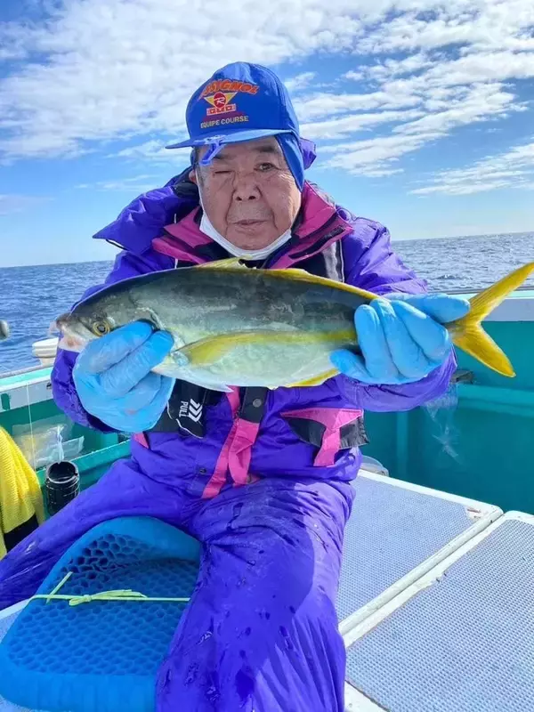 「【釣果速報】千葉県安田丸が風にも負けずシマアジ豊漁！キロ前後の絶品サイズを釣り上げろ！」の画像