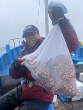 【釣果速報】雨のなか、3.50kgのマダコ獲ったどー！茨城県利喜丸でクーラー超えの大物を手に入れよう！
