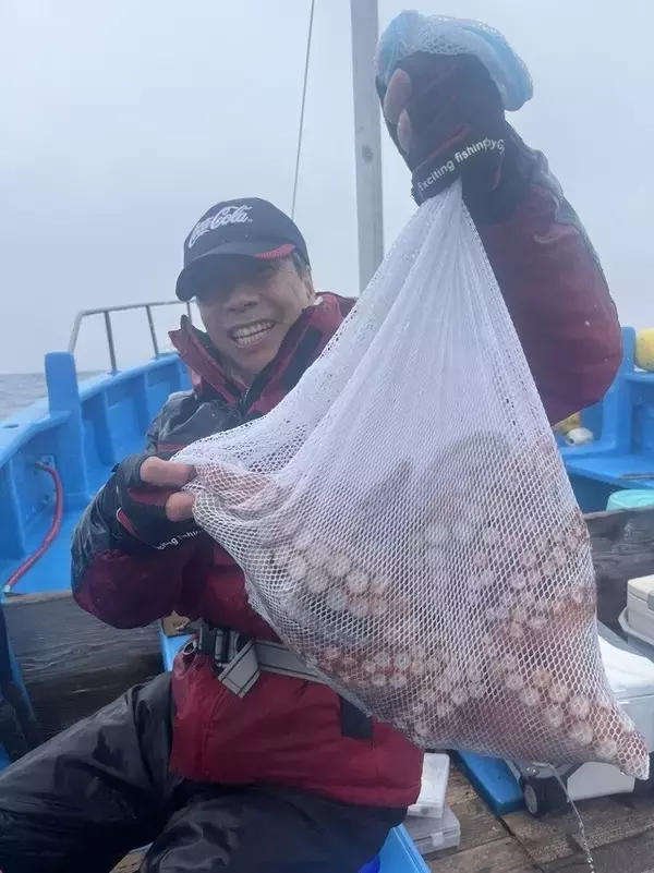 【釣果速報】雨のなか、3.50kgのマダコ獲ったどー！茨城県利喜丸でクーラー超えの大物を手に入れよう！