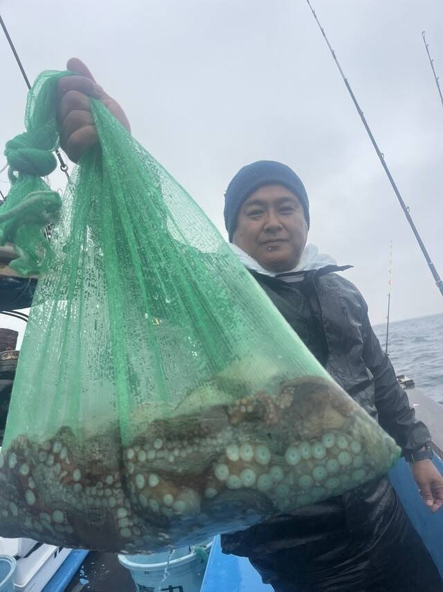 【釣果速報】雨のなか、3.50kgのマダコ獲ったどー！茨城県利喜丸でクーラー超えの大物を手に入れよう！