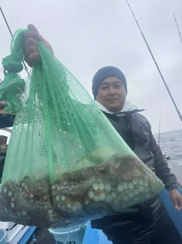 「【釣果速報】雨のなか、3.50kgのマダコ獲ったどー！茨城県利喜丸でクーラー超えの大物を手に入れよう！」の画像