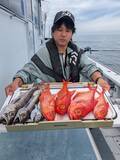 「【釣果速報】神奈川県太郎丸でキンメダイを次々と捕獲！深海に潜む真っ赤な高級魚を探しに行こう！」の画像1