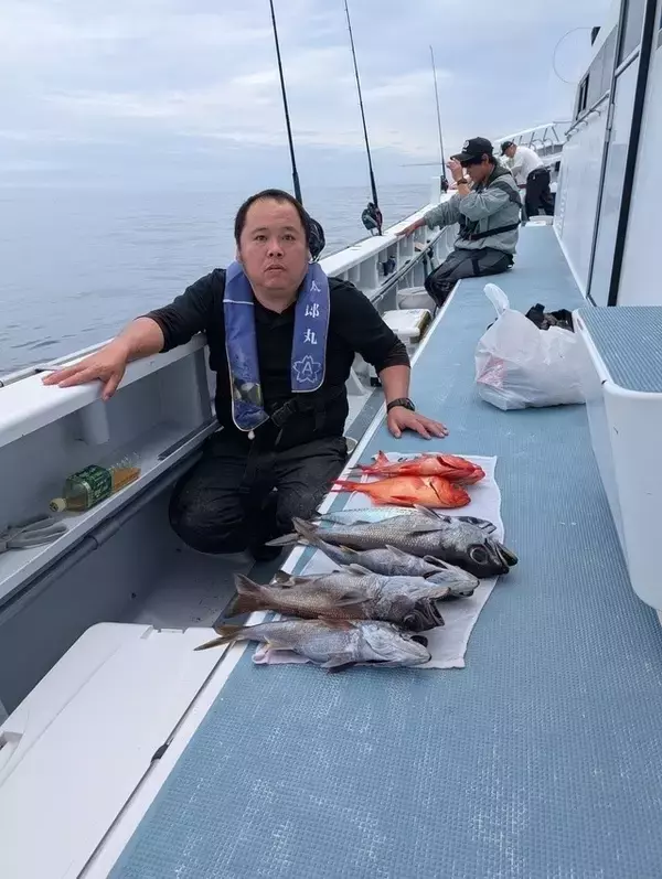 「【釣果速報】神奈川県太郎丸でキンメダイを次々と捕獲！深海に潜む真っ赤な高級魚を探しに行こう！」の画像