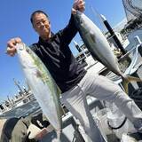 「【釣果速報】和歌山県海虎でブリ・メジロがテンポ良く上がる！95cmのブリを順調にゲット！どでかい青物を獲ろう！」の画像1