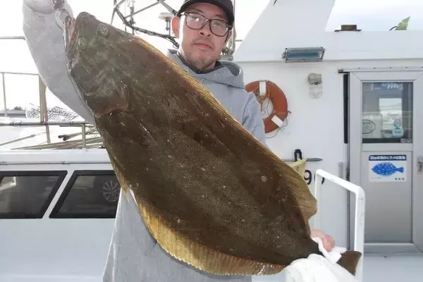 「【釣果速報】巨大91cmの座布団出る！大型交じり食い順調のヒラメは福島県つりエサ豊漁で狙いに行こう！」の画像
