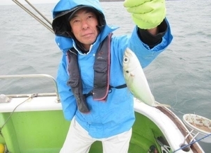 【釣果速報】神奈川県長崎屋のアジの釣果がバズってる！竿頭144匹！釣れすぎて笑いが止まらない釣行を体験してみませんか？