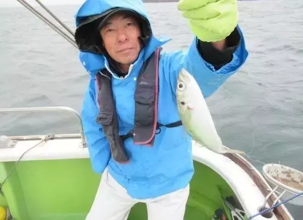 【釣果速報】神奈川県長崎屋のアジの釣果がバズってる！竿頭144匹！釣れすぎて笑いが止まらない釣行を体験してみませんか？