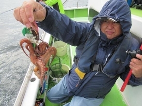 【釣果速報】神奈川県長崎屋で全員マダコGET達成！良型タコも！好調の今、ぜひ乗船予約を！
