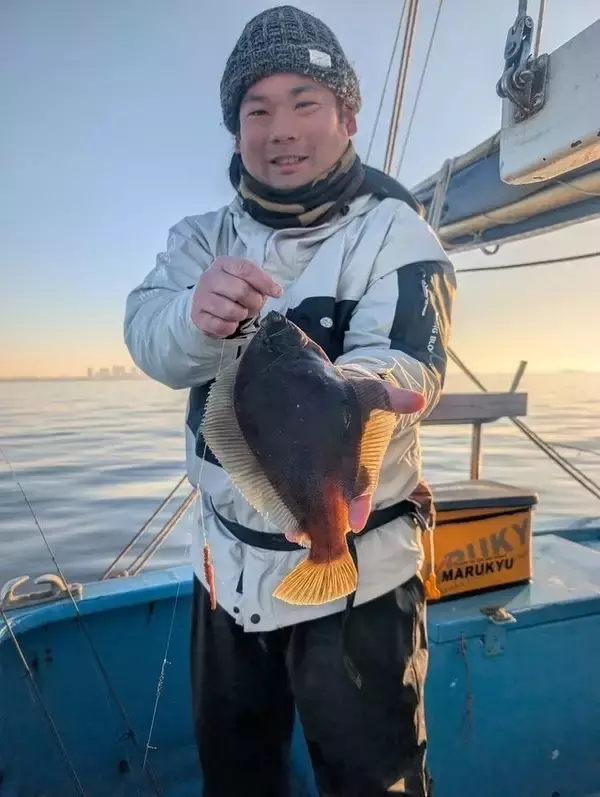 「【釣果速報】良型カレイ全員ゲット！釣果も今後上向きの予感！千葉県林遊船でカレイざんまいな一日を過ごそう！」の画像
