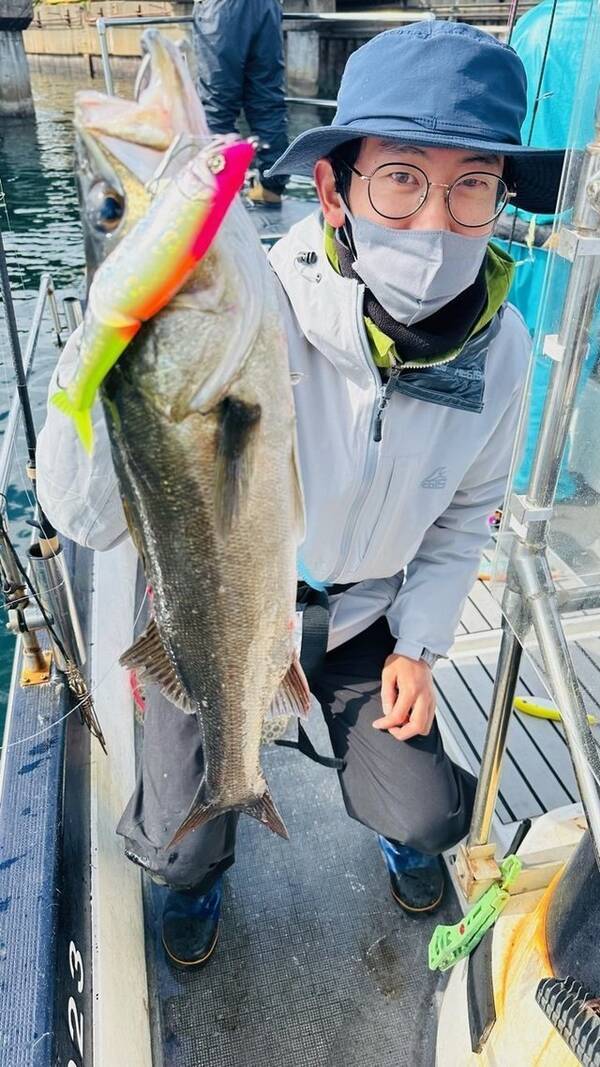 釣果速報 千葉県targetで大人気のシーバス釣行 船長厳選のポイントで全員ヒットの大熱戦 今後爆釣の予感 22年10月31日 エキサイトニュース