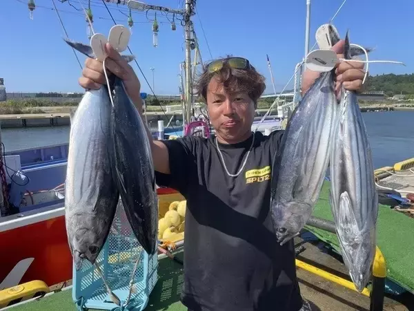 「【釣果速報】茨城県日立丸でカツオ好調！3.00kgのどっしりサイズ上がる！青物の引きを存分に感じられる大満足の釣行に！」の画像