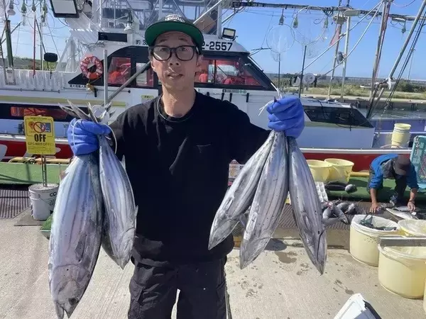 「【釣果速報】茨城県日立丸でカツオ好調！3.00kgのどっしりサイズ上がる！青物の引きを存分に感じられる大満足の釣行に！」の画像