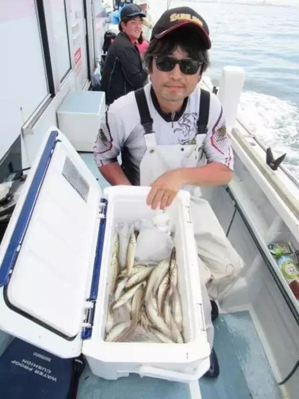「【釣果速報】神奈川県長崎屋でシロギス全員ゲットで絶好調！トップ162匹でお土産ばっちり！釣れてる今、行くしかないっしょ！」の画像