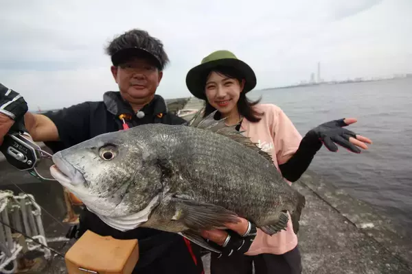 「都心から車で10分！？へち釣りの帝王がレクチャー。アングラーズアイドル・西村美穂ちゃんが釣り師の憧れ"歳無しチヌ"に挑戦！」の画像