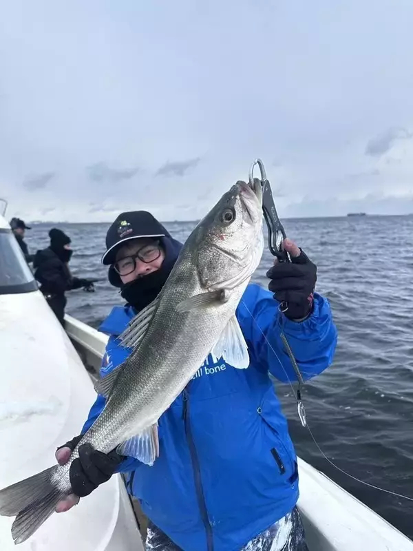 「【釣果速報】千葉県林遊船でシーバス全員安打＆55cmの良型ゲット！順調にサイズアップしているシーバスをキャッチしに行こう！」の画像