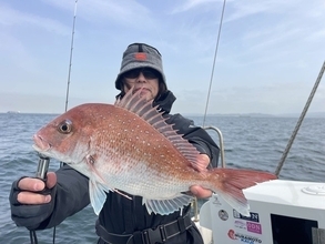 【釣果速報】神奈川県村本海事で2.20kgのマダイGET！海の王者＆バラエティ豊かな魚たちに出会いたいなら今すぐ予約を！