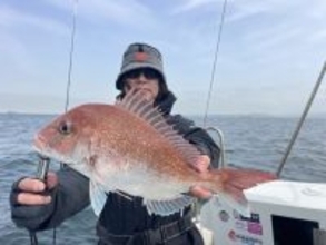 【釣果速報】神奈川県村本海事で2.20kgのマダイGET！海の王者＆バラエティ豊かな魚たちに出会いたいなら今すぐ予約を！