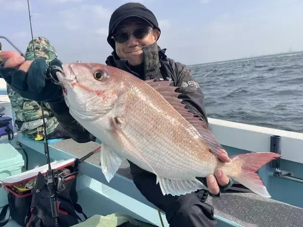 「【釣果速報】神奈川県村本海事で2.20kgのマダイGET！海の王者＆バラエティ豊かな魚たちに出会いたいなら今すぐ予約を！」の画像