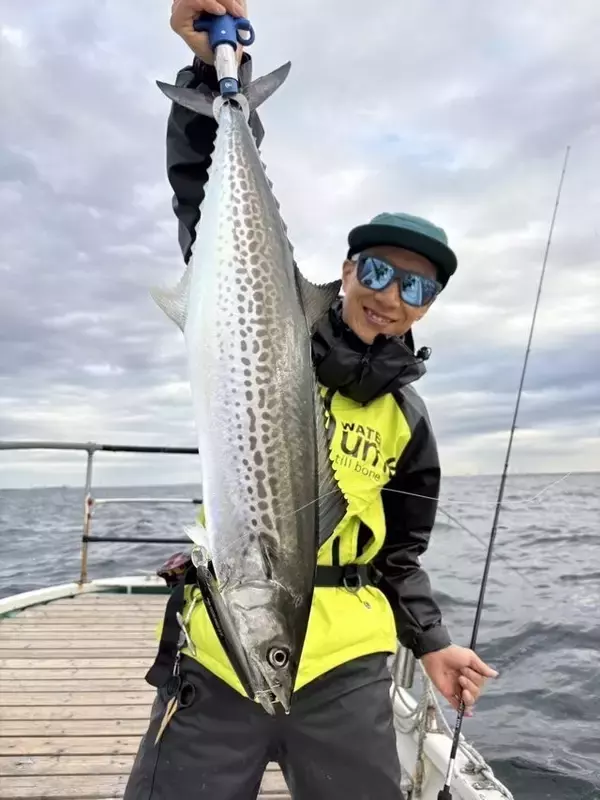 「【釣果速報】3.00kgのビッグサワラ獲ったどー！千葉県林遊船でクーラー超えの大物を手に入れよう！」の画像