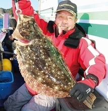 浅場で大判ビラメが乱舞！スリリングなアジ泳がせ