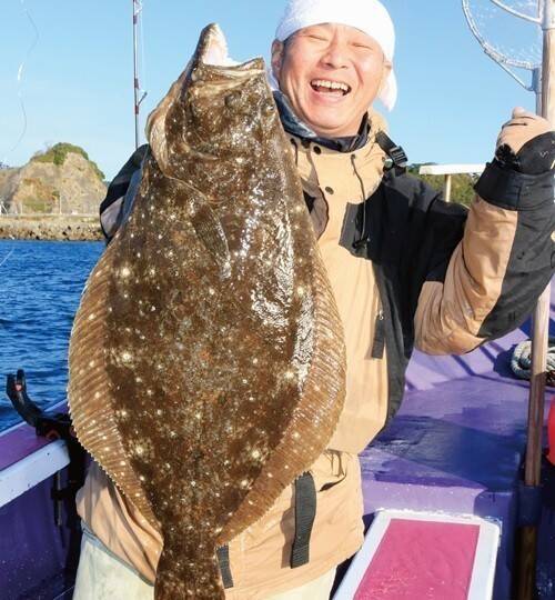 浅場で大判ビラメが乱舞！スリリングなアジ泳がせ